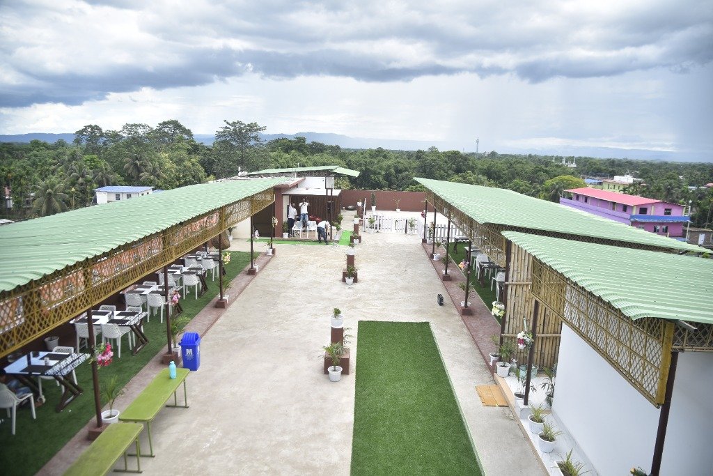 8,200 sq ft Open Terrace Rooftop Restaurant